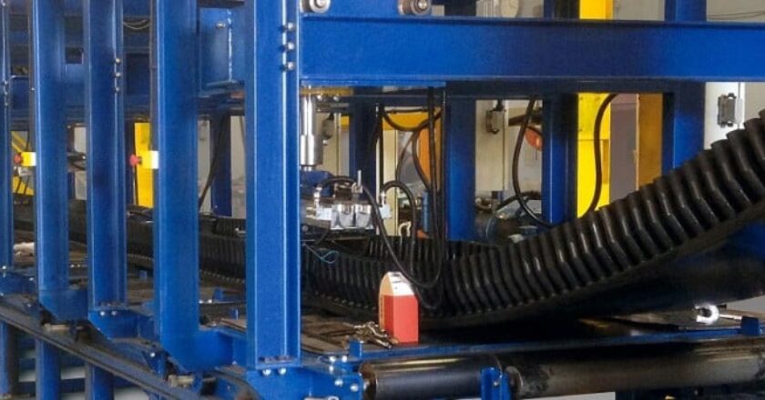 At its expanded production facilities at Thetford in England, in addition to conventional production using the cold-bonding method, Phoenix’s customers also have the option of having the corrugated sidewalls and cleats attached through hot vulcanization.
