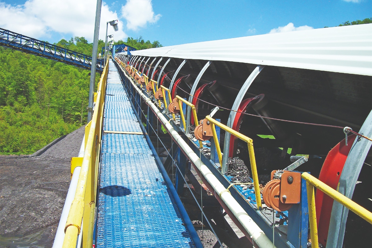 Dribbling away conveyor discharge build-up